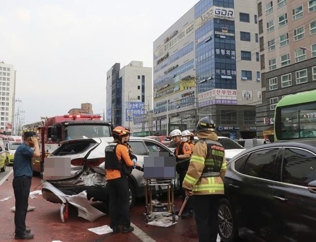 31일 오후 3시 50분께 경기 김포시 김포골드라인 고촌역 인근에서 교통사고가 발생해 1명이 사망하고 11명이 다쳤다. [사진 출처 = 경기 김포소방서]