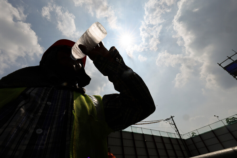 서울 한낮 기온이 35도까지 치솟으며 무더운 날씨를 이어간 1일 오후 서울 시내 한 공사현장에서 한 건설노동자가 물을 마시고 있다. 연합뉴스