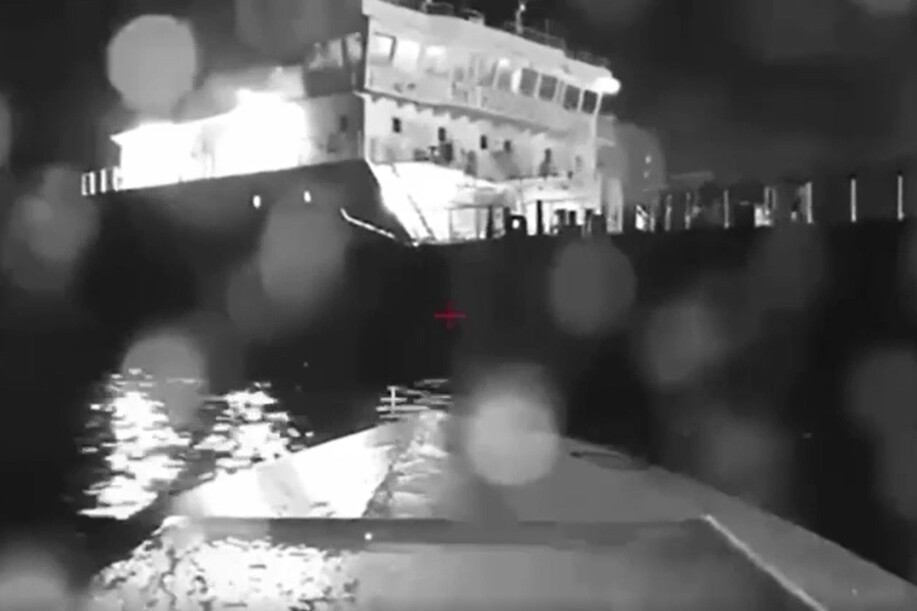 5일 공개된 영상에서 우크라이나 해상 드론이 흑해에 있는 러시아 유조선에 접근하고 있다. AP 연합뉴스
